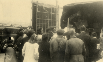 811785 Afbeelding van het uitdelen van, op voedseltochten verzameld, voedsel, op het terrein van de Carrosserie- en ...